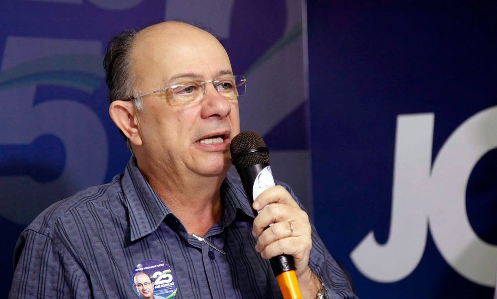 Além de Salvador e Camaçari, o Democratas (DEM) tem candidato favorito à prefeitura de Feira de Santana, segunda maior cidade da Bahia, onde José Ronaldo lidera com folga as pesquisas de intenção de voto; levantamento do instituto Ibope divulgado nesta sexta-feira aponta o democrata com 70% das intenções de voto, números que lhe dariam a vitória no primeiro turno se a disputa fosse hoje; o candidato do PT, Zé Neto, ficou na segunda colocação, com 14% (Foto: Romulo Faro) Além de Salvador e Camaçari, o Democratas (DEM) tem candidato favorito à prefeitura de Feira de Santana, segunda maior cidade da Bahia, onde José Ronaldo lidera com folga as pesquisas de intenção de voto; levantamento do instituto Ibope divulgado nesta sexta-feira aponta o democrata com 70% das intenções de voto, números que lhe dariam a vitória no primeiro turno se a disputa fosse hoje; o candidato do PT, Zé Neto, ficou na segunda colocação, com 14%