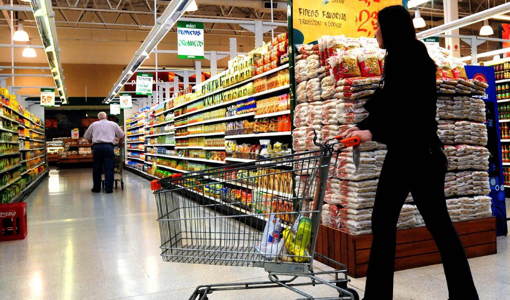 O faturamento real dos supermercados no Estado de São Paulo (deflacionado pelo IPS/FIPE) no conceito de mesmas lojas – que considera as lojas em operação no tempo mínimo de 12 meses – registrou queda de 2,15%, de janeiro a maio de 2016 em relação ao mesmo período de 2015; em maio houve queda de 5,14% nas vendas em relação ao mesmo mês de 2015, e em comparação com abril de 2016 houve retração de 1,58% (Foto: Valter Lima) O faturamento real dos supermercados no Estado de São Paulo (deflacionado pelo IPS/FIPE) no conceito de mesmas lojas – que considera as lojas em operação no tempo mínimo de 12 meses – registrou queda de 2,15%, de janeiro a maio de 2016 em relação ao mesmo período de 2015; em maio houve queda de 5,14% nas vendas em relação ao mesmo mês de 2015, e em comparação com abril de 2016 houve retração de 1,58%