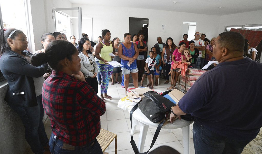 Das cerca de 400 famílias que saíram da Vila Autódromo e trocaram suas casas por um apartamento no condomínio Parque Carioca, na Estrada dos Bandeirantes, zona oeste da cidade, pelo menos 120 pretendem entrar com processo contra a prefeitura para receber uma indenização pelos imóveis derrubados; os moradores da Vila Autódromo foram removidos para a construção do Parque Olímpico (Foto: Leonardo Lucena) Das cerca de 400 famílias que saíram da Vila Autódromo e trocaram suas casas por um apartamento no condomínio Parque Carioca, na Estrada dos Bandeirantes, zona oeste da cidade, pelo menos 120 pretendem entrar com processo contra a prefeitura para receber uma indenização pelos imóveis derrubados; os moradores da Vila Autódromo foram removidos para a construção do Parque Olímpico