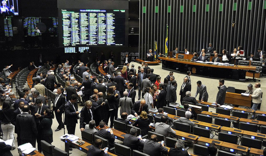 A cassação cada vez mais certa do mandato de Eduardo Cunha (PMDB) terá como efeito imediato nova eleição para a presidência da Câmara em um prazo de cinco sessões; vencedor cumprirá um mandato-tampão até 1º de fevereiro de 2017; grupo com o maior número de candidatos e de partidos reunidos é o chamado "centrão", formado por PP, PR, PSD, PTB, PRB e outras siglas, que reúne pouco mais de 200 dos 513 deputados;entre os candidatos deste grupo estão Rogério Rosso (PSD-DF), Jovair Arantes (PTB-GO), Beto Mansur (PRB-SP), entre outros; antiga oposição a Dilma —PSDB, DEM, PSB e PPS quer nome sem vínculo com Cunha (Foto: Aquiles Lins) A cassação cada vez mais certa do mandato de Eduardo Cunha (PMDB) terá como efeito imediato nova eleição para a presidência da Câmara em um prazo de cinco sessões; vencedor cumprirá um mandato-tampão até 1º de fevereiro de 2017; grupo com o maior número de candidatos e de partidos reunidos é o chamado "centrão", formado por PP, PR, PSD, PTB, PRB e outras siglas, que reúne pouco mais de 200 dos 513 deputados;entre os candidatos deste grupo estão Rogério Rosso (PSD-DF), Jovair Arantes (PTB-GO), Beto Mansur (PRB-SP), entre outros; antiga oposição a Dilma —PSDB, DEM, PSB e PPS quer nome sem vínculo com Cunha