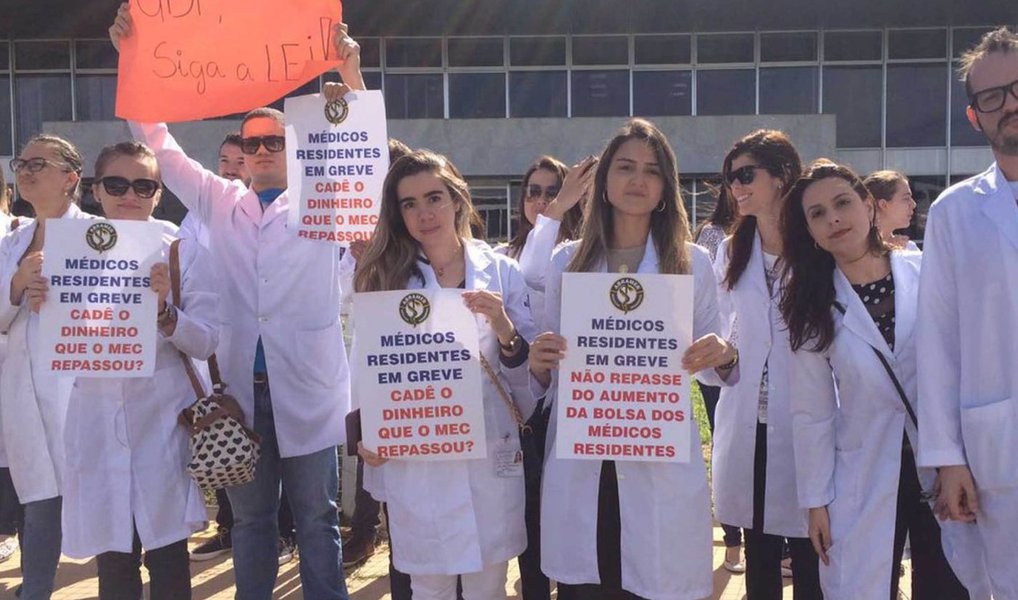 Médicos residentes da rede pública de saúde do Distrito Federal decidiram suspender a greve iniciada há duas semanas, após o governo do Distrito Federal entregar à categoria um documento em que assume o compromisso de pagar a bolsa dos 900 residentes no valor estabelecido pelo Ministério da Educação (MEC) em março; a bolsa é de R$ 3.330,43, mais 30% de auxílio-moradia (Foto: Leonardo Lucena) Médicos residentes da rede pública de saúde do Distrito Federal decidiram suspender a greve iniciada há duas semanas, após o governo do Distrito Federal entregar à categoria um documento em que assume o compromisso de pagar a bolsa dos 900 residentes no valor estabelecido pelo Ministério da Educação (MEC) em março; a bolsa é de R$ 3.330,43, mais 30% de auxílio-moradia