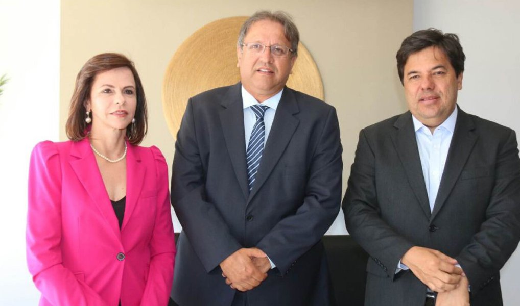 Em reunião no Palácio Araguaia nesta segunda-feira, 25, o ministro da Educação, Mendonça Filho, anunciou o repasse de recurso para instituições de ensino superior e profissional no Estado; para a UFT, foram anunciados cerca de R$ 15 milhões e para o Instituto Federal do Tocantins (IFTO), cerca de R$ 6 milhões; "Destinamos atenção especial ao Tocantins, visando dar andamento a obras e projetos de relevância para o setor", afirmou; na oportunidade, o governador Marcelo Miranda (PMDB) solicitou apoio para projeto no ensino médio (Foto: Aquiles Lins) Em reunião no Palácio Araguaia nesta segunda-feira, 25, o ministro da Educação, Mendonça Filho, anunciou o repasse de recurso para instituições de ensino superior e profissional no Estado; para a UFT, foram anunciados cerca de R$ 15 milhões e para o Instituto Federal do Tocantins (IFTO), cerca de R$ 6 milhões; "Destinamos atenção especial ao Tocantins, visando dar andamento a obras e projetos de relevância para o setor", afirmou; na oportunidade, o governador Marcelo Miranda (PMDB) solicitou apoio para projeto no ensino médio