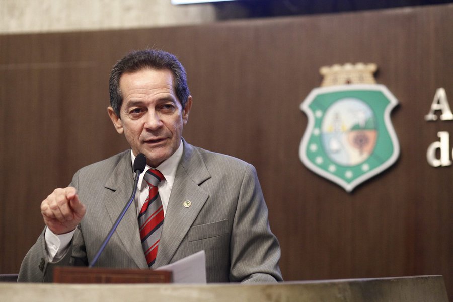 Candidato à Prefeitura de Fortaleza pelo PSB, Heitor Férrer foi à Câmara Municipal, nesta quinta-feira (15), apresentar suas propostas e debater com os vereadores seu plano de governo. Questionado pelos parlamentares, o deputado falou sobre a continuidade de obras da atual gestão, se disse contra o armamento da Guarda Municipal e explicou seu desejo de diminuir o número de fotossensores na cidade (Foto: Rodrigo Rocha) Candidato à Prefeitura de Fortaleza pelo PSB, Heitor Férrer foi à Câmara Municipal, nesta quinta-feira (15), apresentar suas propostas e debater com os vereadores seu plano de governo. Questionado pelos parlamentares, o deputado falou sobre a continuidade de obras da atual gestão, se disse contra o armamento da Guarda Municipal e explicou seu desejo de diminuir o número de fotossensores na cidade