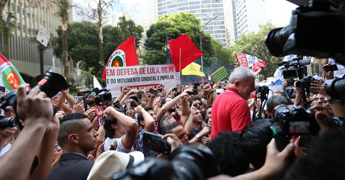 "Lula e o PT ocupam um espaço garantido no Brasil. Por mais que sofram revezes, cometam erros — que precisariam ser explicados e corrigidos– e experimentem derrotas— como certamente vai acontecer nesta eleição municipal —, o partido e sua principal liderança respondem à necessidade profunda de representar as camadas populares no processo democrático", diz o cientista política André Singer, que prevê luta e resistência em defesa do maior líder político da história do País (Foto: Leonardo Attuch) "Lula e o PT ocupam um espaço garantido no Brasil. Por mais que sofram revezes, cometam erros — que precisariam ser explicados e corrigidos– e experimentem derrotas— como certamente vai acontecer nesta eleição municipal —, o partido e sua principal liderança respondem à necessidade profunda de representar as camadas populares no processo democrático", diz o cientista política André Singer, que prevê luta e resistência em defesa do maior líder político da história do País