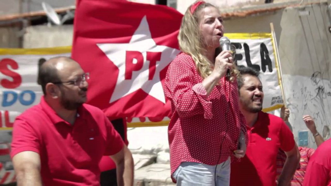 No próximo sábado (18/6), representantes de secretarias e coletivos setoriais do PT de Fortaleza deverão se reunir na Assembleia Legislativa para dar início ao processo de elaboração de um programa de governo para a disputa eleitoral de 2016. A pré-candidata à Prefeitura de Fortaleza, deputada federal Luizianne Lins deverá acompanhar as discussões
(Foto: Fatima 247) No próximo sábado (18/6), representantes de secretarias e coletivos setoriais do PT de Fortaleza deverão se reunir na Assembleia Legislativa para dar início ao processo de elaboração de um programa de governo para a disputa eleitoral de 2016. A pré-candidata à Prefeitura de Fortaleza, deputada federal Luizianne Lins deverá acompanhar as discussões