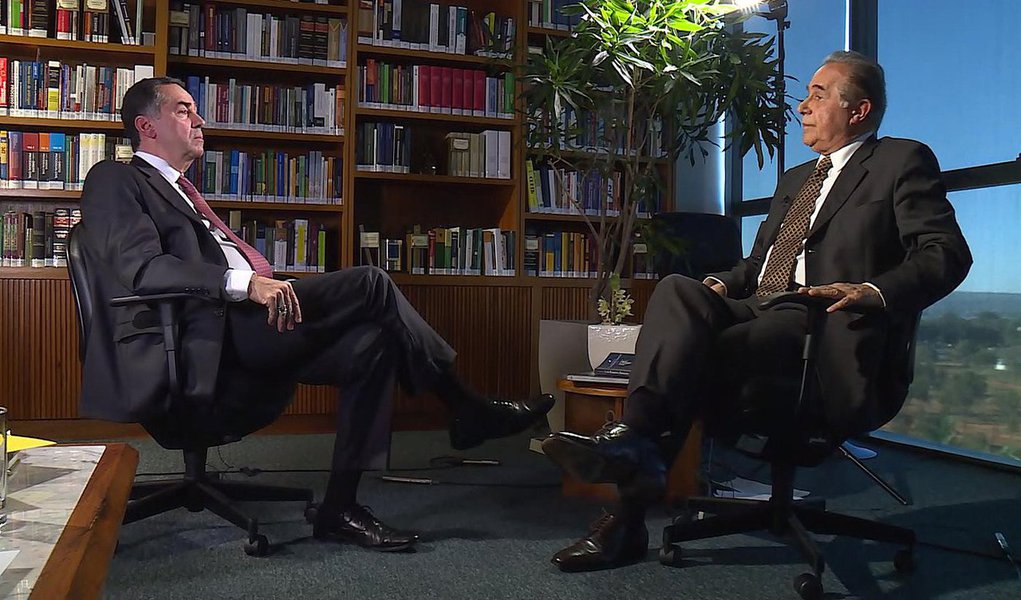Em entrevista ao jornalista Roberto D'Ávila, exibida na noite de quarta-feira na Globonews, ministro do Supremo Tribunal Federal (STF) Luis Roberto Barroso afirmou que o rito do impeachment, estabelecido pelo tribunal, deu legitimidade ao processo de afastamento da presidente Dilma Rousseff; "Isso, de certa forma, até em desfavor eventualmente da presidente, legitimou um pouco esse processo", afirmou; questionado sobre o caráter golpista do processo, disse: "Esta questão envolve uma matéria sobre que lado você está, na política. E o Supremo do país não pode escolher um lado. Há escolhas políticas que não podem caber ao Supremo. Esta é uma delas" (Foto: Roberta Namour) Em entrevista ao jornalista Roberto D'Ávila, exibida na noite de quarta-feira na Globonews, ministro do Supremo Tribunal Federal (STF) Luis Roberto Barroso afirmou que o rito do impeachment, estabelecido pelo tribunal, deu legitimidade ao processo de afastamento da presidente Dilma Rousseff; "Isso, de certa forma, até em desfavor eventualmente da presidente, legitimou um pouco esse processo", afirmou; questionado sobre o caráter golpista do processo, disse: "Esta questão envolve uma matéria sobre que lado você está, na política. E o Supremo do país não pode escolher um lado. Há escolhas políticas que não podem caber ao Supremo. Esta é uma delas"