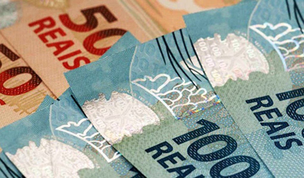 Analistas do mercado melhoraram ligeiramente suas projeções para o rombo primário nas contas públicas neste ano, mas pioraram a expectativa para o ano que vem, conforme relatório Prisma Fisca do Ministério da Fazenda; para 2017, expectativa passou a ser de um déficit de R$ 145,388 bilhões para o governo central, acima dos R$ 140,157 bilhões do levantamento anterior; já para 2016, a previsão de déficit primário passou a R$ 159,884 bilhões, abaixo dos R$ 160,378 bilhões estimados anteriormente e inferior a meta de R$ 170,5 bilhões fixada como meta para o ano (Foto: Paulo Emílio) Analistas do mercado melhoraram ligeiramente suas projeções para o rombo primário nas contas públicas neste ano, mas pioraram a expectativa para o ano que vem, conforme relatório Prisma Fisca do Ministério da Fazenda; para 2017, expectativa passou a ser de um déficit de R$ 145,388 bilhões para o governo central, acima dos R$ 140,157 bilhões do levantamento anterior; já para 2016, a previsão de déficit primário passou a R$ 159,884 bilhões, abaixo dos R$ 160,378 bilhões estimados anteriormente e inferior a meta de R$ 170,5 bilhões fixada como meta para o ano