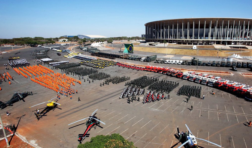 O aparato para a Olimpíada 2016 foi apresentado no anel externo do Estádio Nacional de Brasília Mané Garrincha; cerca de 1,2 mil profissionais de órgãos da segurança pública do DF — entre Polícias Civil e Militar, Corpo de Bombeiros e Detran-DF, além do DER-DF e do Samu — e 2.050 militares das Forças Armadas (Aeronáutica, Exército e Marinha) compareceram à apresentação; a Operação Olimpíadas começa no domingo (24) e vai até 15 de agosto; nesse período, serão mobilizados 4,5 mil profissionais da segurança pública do DF; o efetivo ainda contará com 4 mil militares das Forças Armadas (Foto: Leonardo Lucena) O aparato para a Olimpíada 2016 foi apresentado no anel externo do Estádio Nacional de Brasília Mané Garrincha; cerca de 1,2 mil profissionais de órgãos da segurança pública do DF — entre Polícias Civil e Militar, Corpo de Bombeiros e Detran-DF, além do DER-DF e do Samu — e 2.050 militares das Forças Armadas (Aeronáutica, Exército e Marinha) compareceram à apresentação; a Operação Olimpíadas começa no domingo (24) e vai até 15 de agosto; nesse período, serão mobilizados 4,5 mil profissionais da segurança pública do DF; o efetivo ainda contará com 4 mil militares das Forças Armadas