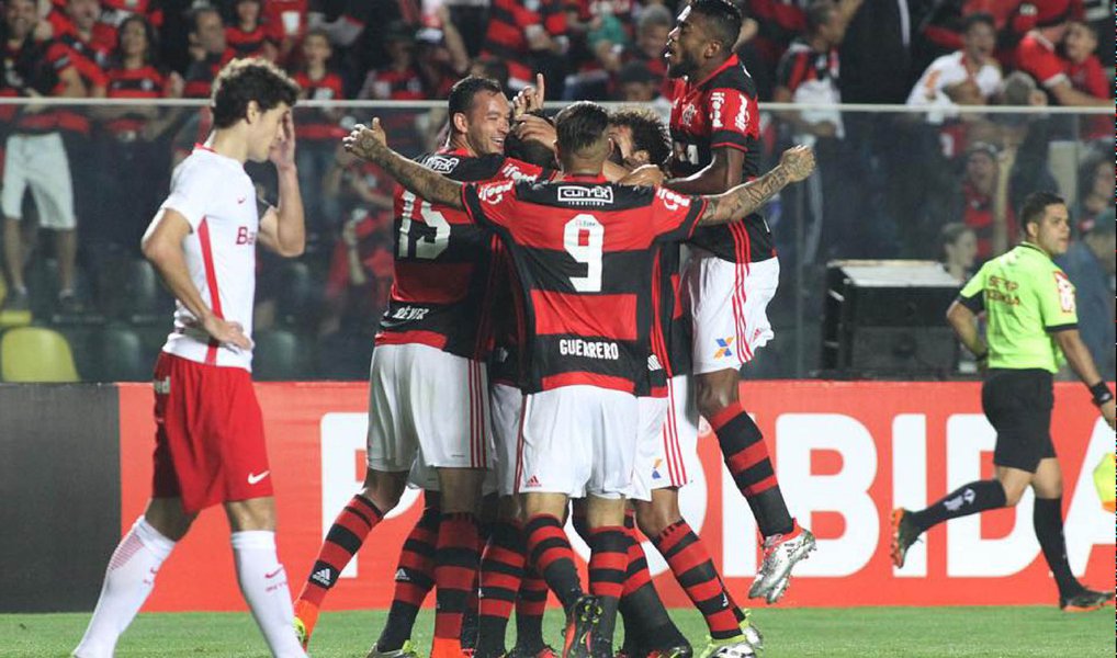 Flamengo derrotou o América-MG por 2 a 1 na noite desta segunda-feira (25) no Estádio Kleber Andrade, em Cariacica (ES), no complemento da 16ª rodada do Campeonato Brasileiro; time rubro-negro, que teve seus gols anotados por Paolo Guerrero e Alan Patrick, chegou aos 27 pontos e está na sexta colocação, perto do G4, a zona de classificação para a Copa Libertadores (Foto: Paulo Emílio) Flamengo derrotou o América-MG por 2 a 1 na noite desta segunda-feira (25) no Estádio Kleber Andrade, em Cariacica (ES), no complemento da 16ª rodada do Campeonato Brasileiro; time rubro-negro, que teve seus gols anotados por Paolo Guerrero e Alan Patrick, chegou aos 27 pontos e está na sexta colocação, perto do G4, a zona de classificação para a Copa Libertadores