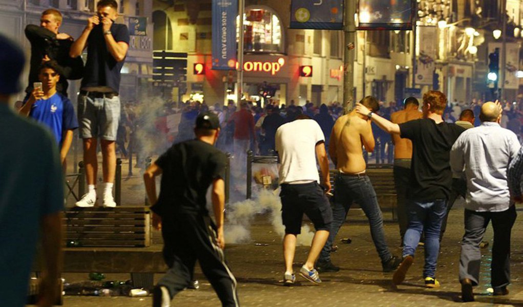 Uefa informou que lamenta os confrontos nas ruas de Lille durante a noite na véspera da partida da Euro 2016 entre Inglaterra e País de Gales, mas que não vai tomar nenhuma providência para punir a violência entre torcedores; tropa de choque da polícia francesa realizou prisões e usou gás lacrimogêno para dispersar torcedores ingleses na noite de quarta-feir, confrontos deixaram cerca de 50 pessoas feridas e 16 delas foram hospitalizadas (Foto: Paulo Emílio) Uefa informou que lamenta os confrontos nas ruas de Lille durante a noite na véspera da partida da Euro 2016 entre Inglaterra e País de Gales, mas que não vai tomar nenhuma providência para punir a violência entre torcedores; tropa de choque da polícia francesa realizou prisões e usou gás lacrimogêno para dispersar torcedores ingleses na noite de quarta-feir, confrontos deixaram cerca de 50 pessoas feridas e 16 delas foram hospitalizadas