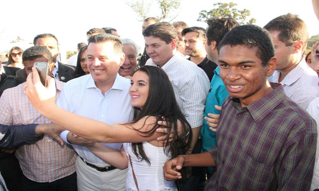 No Jornal de Brasília, colunista Gilberto Amaral diz que o nome do governador goiano é o mais comentado para o Planalto em 2018 nas conversas de bastidores; Marconi Perillo é avaliado como bom gestor, além de possuir ascendência na região Centro-Oeste, diz o jornalista; neste ano, Marconi ganhou mais protagonismo ao virar presidente do Consórcio Brasil Central e liderar agenda de reivindicações dos estados do Centro-Norte; tucano também foi o principal interlocutor dos estados na renegociação das dívidas com o governo interino de Michel Temer (Foto: José Barbacena) No Jornal de Brasília, colunista Gilberto Amaral diz que o nome do governador goiano é o mais comentado para o Planalto em 2018 nas conversas de bastidores; Marconi Perillo é avaliado como bom gestor, além de possuir ascendência na região Centro-Oeste, diz o jornalista; neste ano, Marconi ganhou mais protagonismo ao virar presidente do Consórcio Brasil Central e liderar agenda de reivindicações dos estados do Centro-Norte; tucano também foi o principal interlocutor dos estados na renegociação das dívidas com o governo interino de Michel Temer