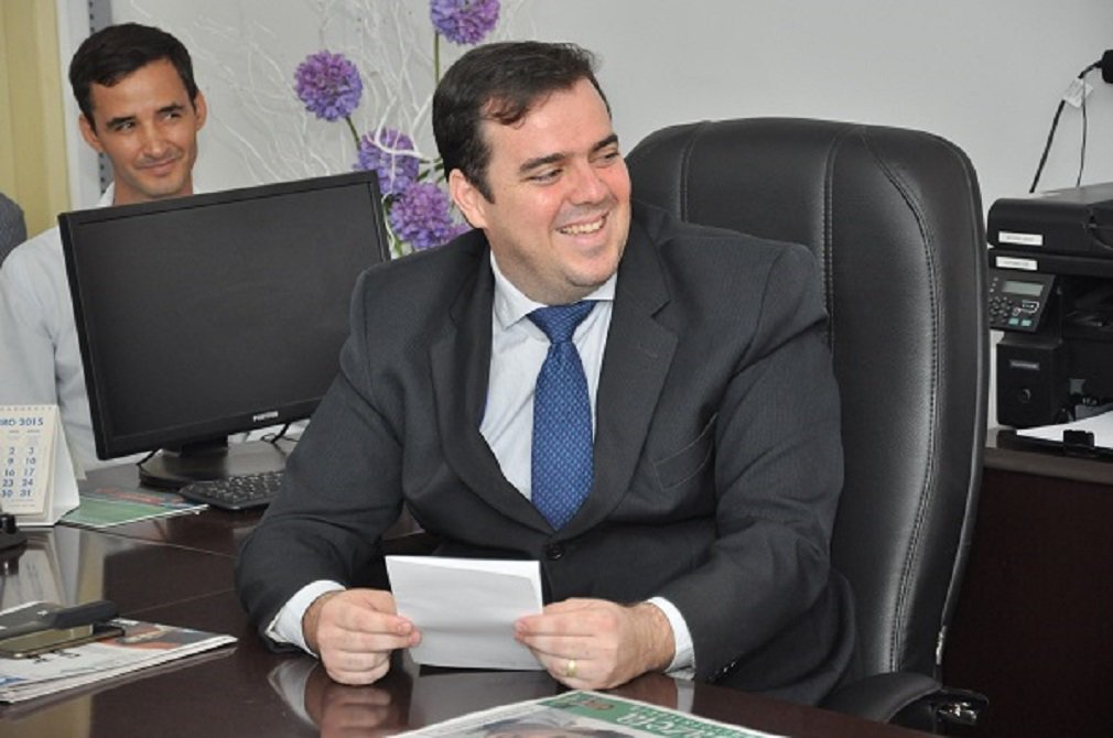 Prefeito eleito de Aparecida de Goiânia, o peemedebista Gustavo Mendanha vai adotar o mesmo estilo de seu padrinho político, o atual prefeito Maguito Vilela; "Esperamos manter essa relação harmônica como sempre houve. Nós necessitamos de parceiras e o governo estadual é importante também para a cidade”, afirmou o peemedebista, que foi eleito no primeiro turno com facilidade (Foto: José Barbacena) Prefeito eleito de Aparecida de Goiânia, o peemedebista Gustavo Mendanha vai adotar o mesmo estilo de seu padrinho político, o atual prefeito Maguito Vilela; "Esperamos manter essa relação harmônica como sempre houve. Nós necessitamos de parceiras e o governo estadual é importante também para a cidade”, afirmou o peemedebista, que foi eleito no primeiro turno com facilidade