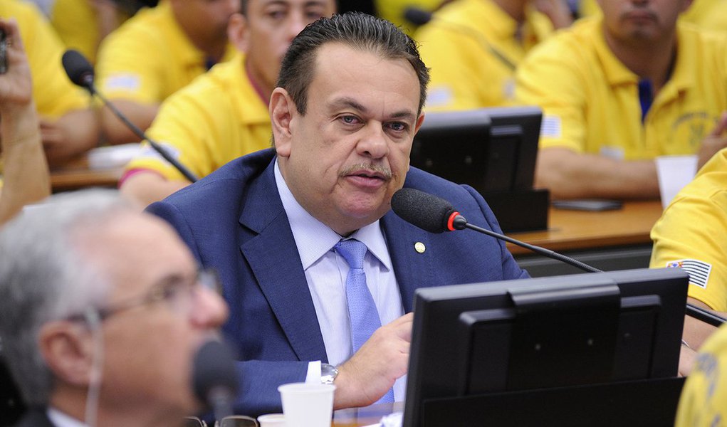 O deputado federal Silas Freire (-PRPI) vai responder a processo disciplinar na Comissão de Ética do Partido da República (PR) e poderá sofrer retaliação por se abster durante a votação da PEC 241, que congela os investimentos públicos no país pelos próximos 20 anos. Silas chama de “maldita” a proposta para atender aos interesses de banqueiros, “para pagar os agiotas do Brasil”; além de Silas, também vão ser submetidas à comissão, as deputadas federais Clarissa Garotinho (RJ) e Zenaide Maia (RN), que votaram “não” à PEC (Foto: Leonardo Lucena) O deputado federal Silas Freire (-PRPI) vai responder a processo disciplinar na Comissão de Ética do Partido da República (PR) e poderá sofrer retaliação por se abster durante a votação da PEC 241, que congela os investimentos públicos no país pelos próximos 20 anos. Silas chama de “maldita” a proposta para atender aos interesses de banqueiros, “para pagar os agiotas do Brasil”; além de Silas, também vão ser submetidas à comissão, as deputadas federais Clarissa Garotinho (RJ) e Zenaide Maia (RN), que votaram “não” à PEC