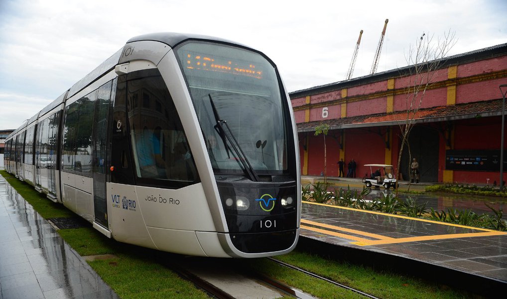O início da operação comercial do veículo leve sobre trilhos (VLT), que estava previsto para esta sexta-feira (1º), foi adiado; segundo a Secretaria Municipal de Transportes, não há ainda uma data definida para a operação, quando começará a ser cobrada uma tarifa dos passageiros; tampouco há informação sobre o horário de circulação do VLT quando começar a operação comercial; atualmente, o VLT está circulando gratuitamente, das 10h às 17h, entre o terminal de cruzeiros da Praça Mauá e o Aeroporto Santos Dumont (Foto: Leonardo Lucena) O início da operação comercial do veículo leve sobre trilhos (VLT), que estava previsto para esta sexta-feira (1º), foi adiado; segundo a Secretaria Municipal de Transportes, não há ainda uma data definida para a operação, quando começará a ser cobrada uma tarifa dos passageiros; tampouco há informação sobre o horário de circulação do VLT quando começar a operação comercial; atualmente, o VLT está circulando gratuitamente, das 10h às 17h, entre o terminal de cruzeiros da Praça Mauá e o Aeroporto Santos Dumont