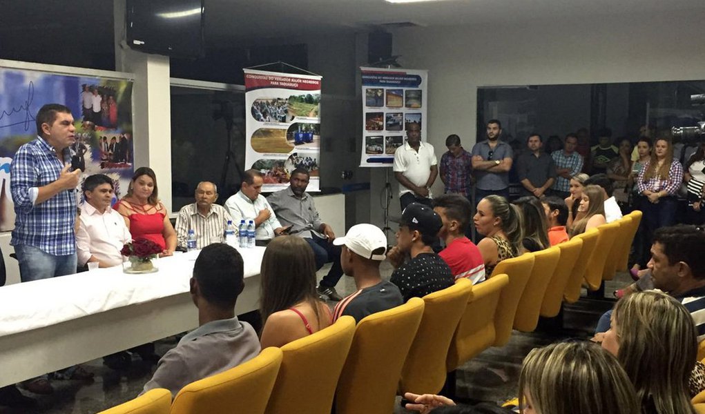 Vereador e pré-candidato à reeleição, Major Negreiros (PSB) fez na noite desta quarta-feira, 20, prestação de contas aos seus eleitores e reiterou seu apoio ao prefeito Carlos Amastha (PSB) que disputará a reeleição este ano; "Esse projeto não é do Major ou do Amastha, é de todos os palmenses que anseiam continuar a trilhar o caminho do desenvolvimento", afirmou; "Quando a gente não tinha credibilidade nenhuma, o Negreiros decidiu nos apoiar", contou Amastha, frisando que o projeto da gestão não é seu particular, mas em prol da cidade (Foto: Aquiles Lins) Vereador e pré-candidato à reeleição, Major Negreiros (PSB) fez na noite desta quarta-feira, 20, prestação de contas aos seus eleitores e reiterou seu apoio ao prefeito Carlos Amastha (PSB) que disputará a reeleição este ano; "Esse projeto não é do Major ou do Amastha, é de todos os palmenses que anseiam continuar a trilhar o caminho do desenvolvimento", afirmou; "Quando a gente não tinha credibilidade nenhuma, o Negreiros decidiu nos apoiar", contou Amastha, frisando que o projeto da gestão não é seu particular, mas em prol da cidade