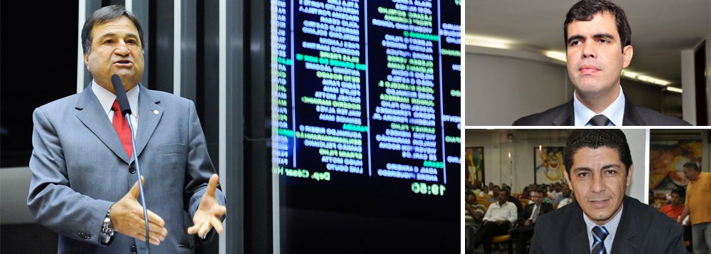 Reajuste de 13,79% na tarifa de energia de consumidores residenciais foi duramente criticado por deputados tocantinenses; presidente da Frente Parlamentar em Defesa dos Consumidores de Energia Elétrica, deputado federal César Halum (PRB-TO) classificou como "inadmissível" o aumento; "Estão nos assaltando, além de impactarem severamente na produção industrial que deve diminuir por conta das altas tarifas. Energia é bem de produção e não de consumo", disse Halum; na Assembleia Legislativa, os deputados Valdemar Júnior (PMDB) e Ricardo Ayres (PSB) também condenaram a medida; Ayres apresentou pedido ao Ministério Público Federal (MPF) para investigação do mais novo aumento permitido pela Aneel (Foto: Aquiles Lins) Reajuste de 13,79% na tarifa de energia de consumidores residenciais foi duramente criticado por deputados tocantinenses; presidente da Frente Parlamentar em Defesa dos Consumidores de Energia Elétrica, deputado federal César Halum (PRB-TO) classificou como "inadmissível" o aumento; "Estão nos assaltando, além de impactarem severamente na produção industrial que deve diminuir por conta das altas tarifas. Energia é bem de produção e não de consumo", disse Halum; na Assembleia Legislativa, os deputados Valdemar Júnior (PMDB) e Ricardo Ayres (PSB) também condenaram a medida; Ayres apresentou pedido ao Ministério Público Federal (MPF) para investigação do mais novo aumento permitido pela Aneel