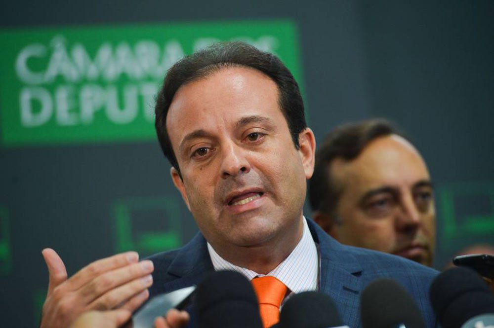 Em vídeo, o ex-prefeito do município de Pirambu Juarez Batista dos Santos detalha como o deputado federal André Moura (PSC-SE) se apoderou da estrutura e do dinheiro da prefeitura para pagar contas pessoais suas e de seus familiares e ainda agradar aliados políticos; "Só chegava a conta para eu pagar", acusa o delator; Moura, cuja indicação para liderança do governo interino foi muito criticada, já foi prefeito da cidade de 10 mil habitantes; assista (Foto: Gisele Federicce) Em vídeo, o ex-prefeito do município de Pirambu Juarez Batista dos Santos detalha como o deputado federal André Moura (PSC-SE) se apoderou da estrutura e do dinheiro da prefeitura para pagar contas pessoais suas e de seus familiares e ainda agradar aliados políticos; "Só chegava a conta para eu pagar", acusa o delator; Moura, cuja indicação para liderança do governo interino foi muito criticada, já foi prefeito da cidade de 10 mil habitantes; assista