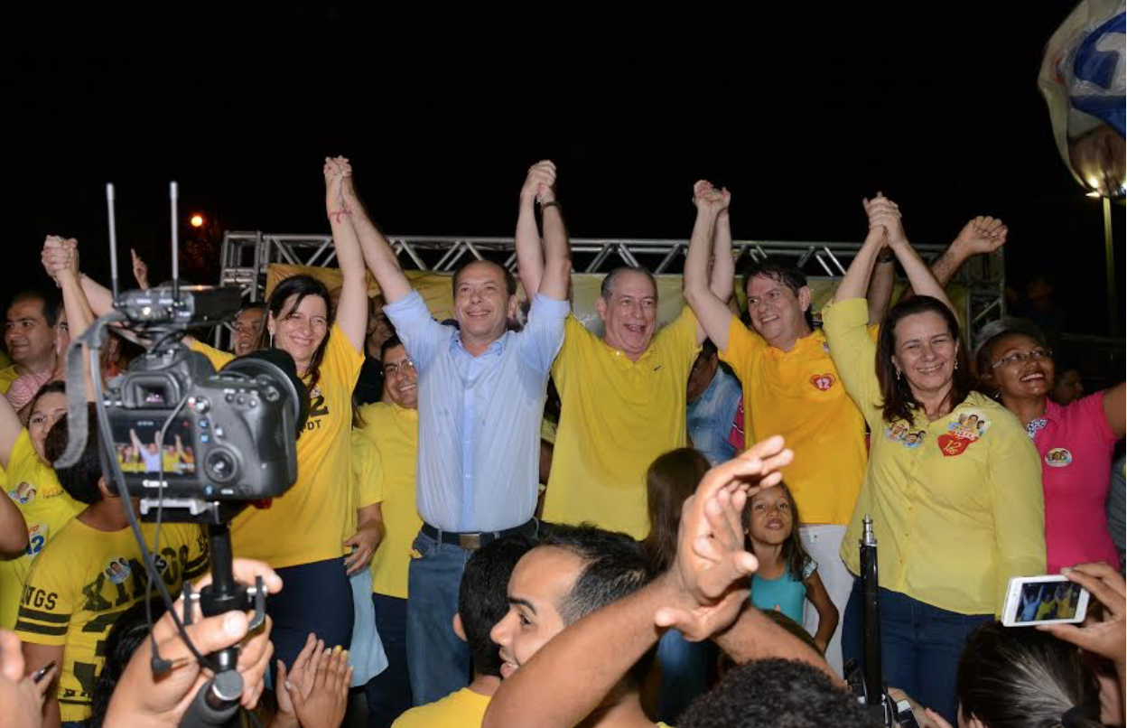 Ciro e Cid Gomes uniram forças ao irmão Ivo Gomes (PDT), que disputa a prefeitura de Sobral. Juntos, os três participaram de comício realizado na noite desta terça-feira (20). Em situação de empate técnico com Moses Rodrigues (PMDB), Ivo fez questão de afirmar que irá trabalhar ao lado dos ex-governadores do Ceará (Foto: Rodrigo Rocha) Ciro e Cid Gomes uniram forças ao irmão Ivo Gomes (PDT), que disputa a prefeitura de Sobral. Juntos, os três participaram de comício realizado na noite desta terça-feira (20). Em situação de empate técnico com Moses Rodrigues (PMDB), Ivo fez questão de afirmar que irá trabalhar ao lado dos ex-governadores do Ceará