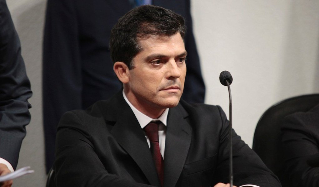 O empresário Fernando Cavendish, dono da Delta Engenharia, foi preso ao desembarcar no Rio de Janeiro, às 4h deste sábado. Em seguida, foi levado ao presídio de Água Santa; em nota, a defesa de Cavendish disse que "consciente da legalidade dos seus atos, Fernando Cavendish sempre atendeu às solicitações da Autoridade Policial, e assim continuará a fazer no âmbito do Processo Judicial" (Foto: Leonardo Attuch) O empresário Fernando Cavendish, dono da Delta Engenharia, foi preso ao desembarcar no Rio de Janeiro, às 4h deste sábado. Em seguida, foi levado ao presídio de Água Santa; em nota, a defesa de Cavendish disse que "consciente da legalidade dos seus atos, Fernando Cavendish sempre atendeu às solicitações da Autoridade Policial, e assim continuará a fazer no âmbito do Processo Judicial"
