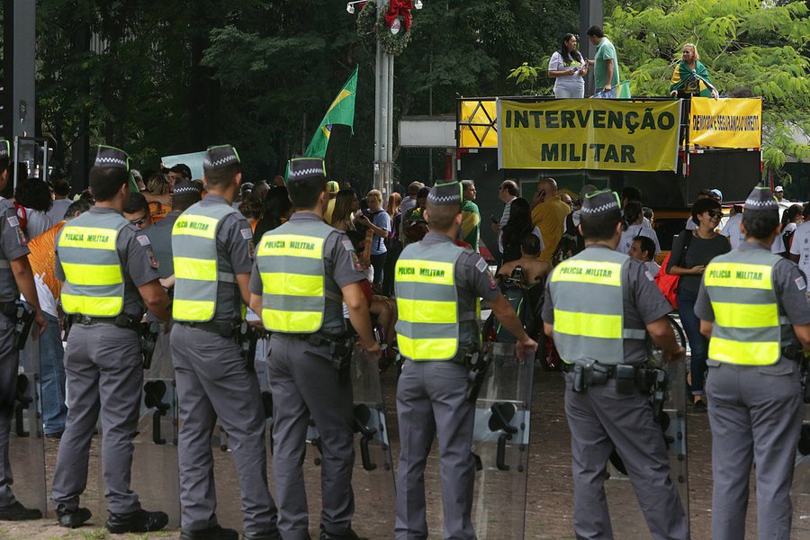 "De repente, da multidão verde amarela que ocupava a Avenida Paulista só restou aquele caminhão pedindo a volta dos militares. Isto é, a multidão da Paulista agora cabe num caminhão", diz o colunista Aderbal Freire-Filho;." Afinal, eram os que tinham uma proposta mais clara e definida: queriam os militares de volta. Os outros eram os ingênuos e os bandidos. Os ingênuos queriam derrubar a presidente para acabar com a corrupção. Os bandidos queriam derrubar a presidente para continuar com a corrupção. Os do caminhão queriam os militares: ditadura, censura, tortura... e corrupção" (Foto: Aderbal Freire-Filho) "De repente, da multidão verde amarela que ocupava a Avenida Paulista só restou aquele caminhão pedindo a volta dos militares. Isto é, a multidão da Paulista agora cabe num caminhão", diz o colunista Aderbal Freire-Filho;." Afinal, eram os que tinham uma proposta mais clara e definida: queriam os militares de volta. Os outros eram os ingênuos e os bandidos. Os ingênuos queriam derrubar a presidente para acabar com a corrupção. Os bandidos queriam derrubar a presidente para continuar com a corrupção. Os do caminhão queriam os militares: ditadura, censura, tortura... e corrupção"