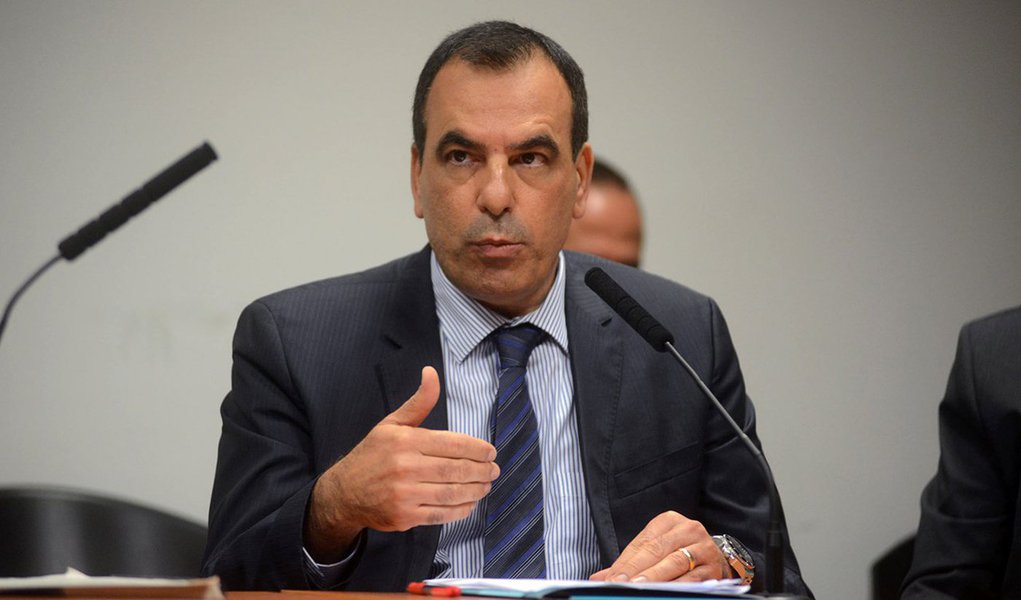 Telefônica Brasil, que opera sob a marca Vivo, espera continuar investindo 8 bilhões de reais por ano, disse nesta terça-feira o presidente-executivo da companhia, Amos Genish; ele disse que a empresa quer transformar-se em uma plataforma de serviços digitais à medida que as receitas com voz se tornam cada vez menores; "Um modelo que é focado em voz e não em banda larga está ultrapassado", disse Genish (Foto: Aquiles Lins) Telefônica Brasil, que opera sob a marca Vivo, espera continuar investindo 8 bilhões de reais por ano, disse nesta terça-feira o presidente-executivo da companhia, Amos Genish; ele disse que a empresa quer transformar-se em uma plataforma de serviços digitais à medida que as receitas com voz se tornam cada vez menores; "Um modelo que é focado em voz e não em banda larga está ultrapassado", disse Genish