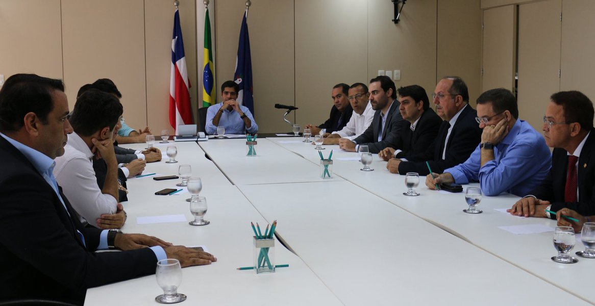 Prefeito reeleito de Salvador, ACM Neto começa imediatamente (pouco mais de uma semana após as eleições deste ano) sua campanha ao governo do Estado, cuja eleição acontece em outubro de 2018; depois de dizer a seus secretários que 'é hora de reforçar a sola do sapato', porque vai 'voltar às ruas todos os dias', o democrata reuniu os deputado da bancada de oposição ao governador Rui Costa para discutir "o fortalecimento das oposições na Bahia e o cenário promissor que se descortina nos municípios do interior do estado com a consolidação da liderança de Neto"; o prefeito avalia que "sem dúvida as eleições de 2016 demonstram que as oposições saíram muito fortalecidas" (Foto: Romulo Faro) Prefeito reeleito de Salvador, ACM Neto começa imediatamente (pouco mais de uma semana após as eleições deste ano) sua campanha ao governo do Estado, cuja eleição acontece em outubro de 2018; depois de dizer a seus secretários que 'é hora de reforçar a sola do sapato', porque vai 'voltar às ruas todos os dias', o democrata reuniu os deputado da bancada de oposição ao governador Rui Costa para discutir "o fortalecimento das oposições na Bahia e o cenário promissor que se descortina nos municípios do interior do estado com a consolidação da liderança de Neto"; o prefeito avalia que "sem dúvida as eleições de 2016 demonstram que as oposições saíram muito fortalecidas"