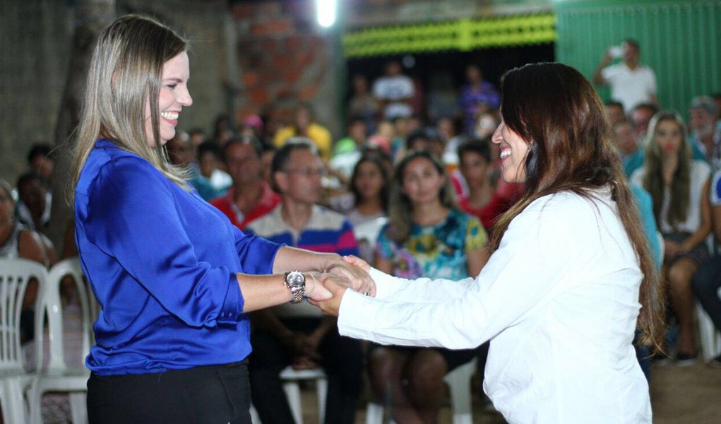 Em reuniões realizadas nesse final de semana, em Palmas, a pré-candidata a prefeita da Capital e vice-governadora Cláudia Lelis (PV), defendeu uma gestão que execute um plano de governo que priorize tanto a infraestrutura quanto o bem estar das pessoas; "Esse é o sentimento demonstrado nas ruas pelo povo de Palmas que hoje não recebe sequer o básico do poder público municipal para ter uma vida com dignidade, a comunidade está abandonada, vamos trabalhar com a finalidade de realizar grandes obras e transformar nossa Capital, mas o ser humano será nossa prioridade e eu sei que é possível fazer as duas coisas", disse (Foto: Aquiles Lins) Em reuniões realizadas nesse final de semana, em Palmas, a pré-candidata a prefeita da Capital e vice-governadora Cláudia Lelis (PV), defendeu uma gestão que execute um plano de governo que priorize tanto a infraestrutura quanto o bem estar das pessoas; "Esse é o sentimento demonstrado nas ruas pelo povo de Palmas que hoje não recebe sequer o básico do poder público municipal para ter uma vida com dignidade, a comunidade está abandonada, vamos trabalhar com a finalidade de realizar grandes obras e transformar nossa Capital, mas o ser humano será nossa prioridade e eu sei que é possível fazer as duas coisas", disse
