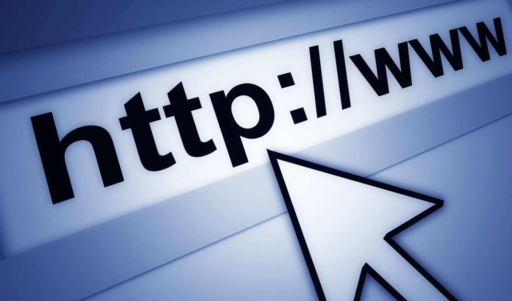 Projeto de Lei (PL) 2.390/2015, do deputado federal Pastor Franklin (então no PTdoB-MG, atualmente no PP), quer criar um cadastro para todo brasileiro que utilizar a internet; projeto também determina que todos os aparelhos vendidos no Brasil que possibilitem acessar a internet venham com o aplicativo para controlar os usuários pré-instalado, sem possibilidade de ser desativado; "Esse tipo de projeto é característico de países onde a qualidade da democracia é muito questionável, onde não é respeitada a liberdade de expressão e o direito à comunicação", diz Renata Mieli, do Fórum Nacional de Democratização da Comunicação (Foto: Aquiles Lins) Projeto de Lei (PL) 2.390/2015, do deputado federal Pastor Franklin (então no PTdoB-MG, atualmente no PP), quer criar um cadastro para todo brasileiro que utilizar a internet; projeto também determina que todos os aparelhos vendidos no Brasil que possibilitem acessar a internet venham com o aplicativo para controlar os usuários pré-instalado, sem possibilidade de ser desativado; "Esse tipo de projeto é característico de países onde a qualidade da democracia é muito questionável, onde não é respeitada a liberdade de expressão e o direito à comunicação", diz Renata Mieli, do Fórum Nacional de Democratização da Comunicação