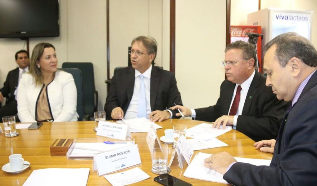 As ações de defesa agropecuária do Tocantins ganharam reforço com a assinatura do Termo Aditivo de um convênio celebrado entre o governo estadual, por meio da Agência de Defesa Agropecuária do Tocantins (Adapec), e o Ministério da Agricultura (Mapa), que visa a reestruturação do Sistema Unificado de Atenção à Sanidade Agropecuária (Suasa) no Estado; o termo refere-se a um convênio que prevê o repasse de R$ 3.013.440,25 à Adapec, com contrapartida de R$ 152.003,00 do Estado; em 2014, já foram repassados para o Estado R$ 907.665,25; em 2015, houve um novo repasse de R$ 1.102.775 e agora serão liberados mais R$ 1.003.000,00 (Foto: Leonardo Lucena) As ações de defesa agropecuária do Tocantins ganharam reforço com a assinatura do Termo Aditivo de um convênio celebrado entre o governo estadual, por meio da Agência de Defesa Agropecuária do Tocantins (Adapec), e o Ministério da Agricultura (Mapa), que visa a reestruturação do Sistema Unificado de Atenção à Sanidade Agropecuária (Suasa) no Estado; o termo refere-se a um convênio que prevê o repasse de R$ 3.013.440,25 à Adapec, com contrapartida de R$ 152.003,00 do Estado; em 2014, já foram repassados para o Estado R$ 907.665,25; em 2015, houve um novo repasse de R$ 1.102.775 e agora serão liberados mais R$ 1.003.000,00