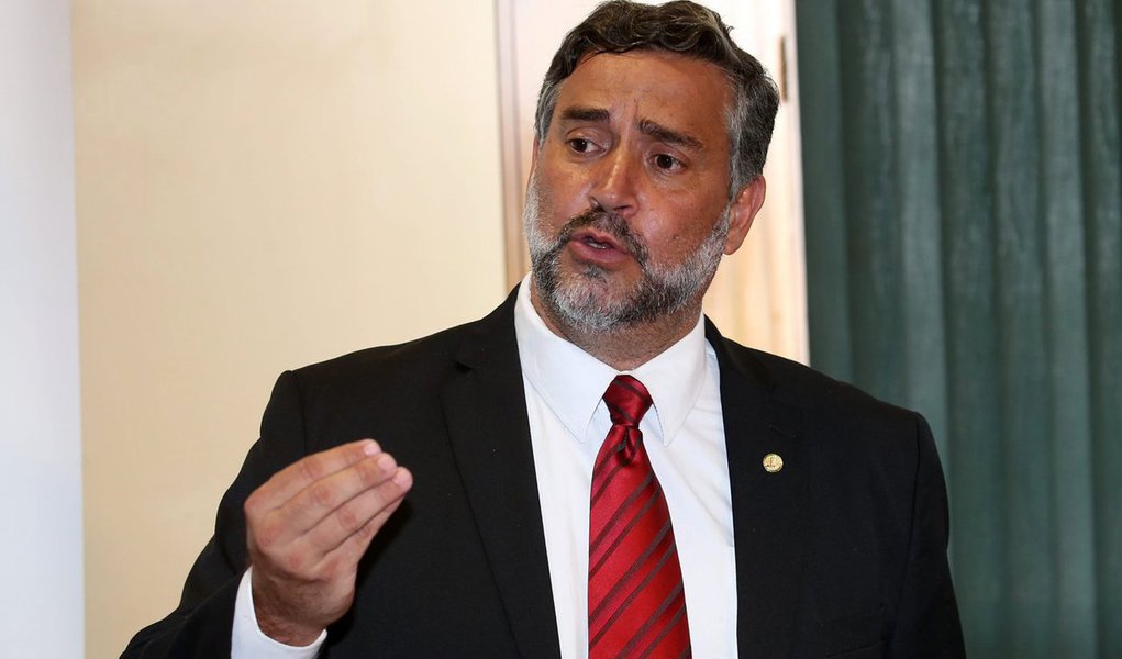 O deputado Paulo Pimenta (PT-RS) criticou o "pacote de bondades" que o governo interino de Michel Temer prepara com o objetivo de agradar a base no Congresso, entre as quais a liberação de emendas parlamentares para obras de infraestrutura já contratadas; "A base de Temer não quer direito de trabalhador, quer vantagem pessoal, troca de favor. Era isso o que eles (os deputados fisiológicos) cobravam da Dilma, e ela não fazia esse jogo miúdo", disparou; segundo ele, "o governo Temer recebeu apoio de grupos conservadores" e "tem um preço a pagar", que é afrontar os direitos dos trabalhadores (Foto: Leonardo Lucena) O deputado Paulo Pimenta (PT-RS) criticou o "pacote de bondades" que o governo interino de Michel Temer prepara com o objetivo de agradar a base no Congresso, entre as quais a liberação de emendas parlamentares para obras de infraestrutura já contratadas; "A base de Temer não quer direito de trabalhador, quer vantagem pessoal, troca de favor. Era isso o que eles (os deputados fisiológicos) cobravam da Dilma, e ela não fazia esse jogo miúdo", disparou; segundo ele, "o governo Temer recebeu apoio de grupos conservadores" e "tem um preço a pagar", que é afrontar os direitos dos trabalhadores