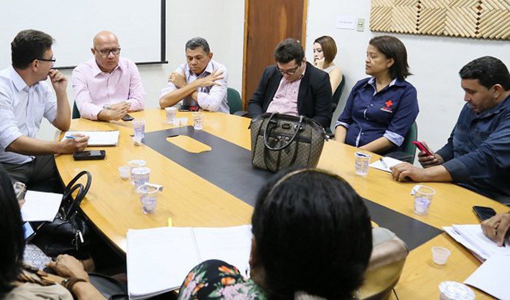 O Governo do Estado negocia com os sindicatos dos servidores estaduais a alteração do texto original da proposta que cria a Fundação Piauí Previdência. Ontem à tarde, a reunião foi com o Sindicato dos Servidores da Saúde; de acordo com o líder do Governo na Assembleia Legislativa, deputado João de Deus, o governador Wellington Dias já determinou que algumas cláusulas contidas na mensagem encaminhada à Assembleia Legislativa sejam alteradas para anteder às categorias (Foto: Leonardo Lucena) O Governo do Estado negocia com os sindicatos dos servidores estaduais a alteração do texto original da proposta que cria a Fundação Piauí Previdência. Ontem à tarde, a reunião foi com o Sindicato dos Servidores da Saúde; de acordo com o líder do Governo na Assembleia Legislativa, deputado João de Deus, o governador Wellington Dias já determinou que algumas cláusulas contidas na mensagem encaminhada à Assembleia Legislativa sejam alteradas para anteder às categorias