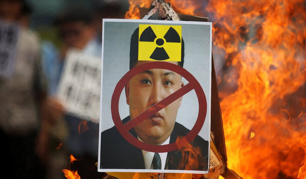 Coreia do Norte avisou aos Estados Unidos que as "imprudentes" ações militares de Washington estão agravando fortemente a situação na região; após o último teste nuclear feito pela Coreia do Norte, os Estados Unidos enviaram dois bombardeiros B-1B para a base da aviação perto de Seul e planejam deslocar um porta-aviões para a região; "Estas extremas e imprudentes provocações dos guerrilheiros imperialistas dos estados Unidos estão forçando a situação da península coreana a apertar o botão de explosão de hora em hora", disse o governo norte-coreano (Foto: Paulo Emílio) Coreia do Norte avisou aos Estados Unidos que as "imprudentes" ações militares de Washington estão agravando fortemente a situação na região; após o último teste nuclear feito pela Coreia do Norte, os Estados Unidos enviaram dois bombardeiros B-1B para a base da aviação perto de Seul e planejam deslocar um porta-aviões para a região; "Estas extremas e imprudentes provocações dos guerrilheiros imperialistas dos estados Unidos estão forçando a situação da península coreana a apertar o botão de explosão de hora em hora", disse o governo norte-coreano