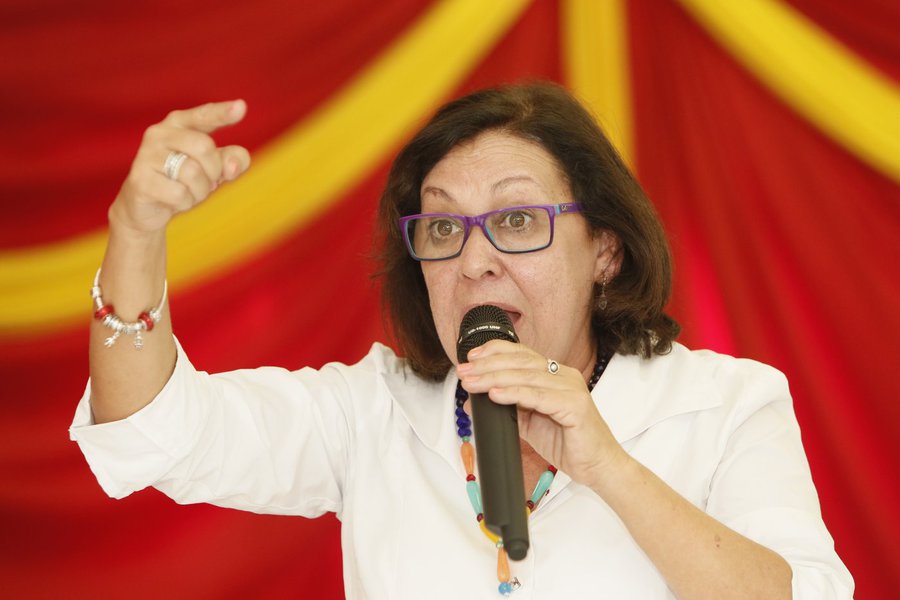 Um dos nomes considerados mais fortes para enfrentar ACM Neto (DEM) na disputa pela prefeitura de Salvador neste ano, a senadora e ex-prefeita Lídice da Mata (PSB) vai se reunir com o governador Rui Costa na segunda-feira (27) para discutir suas 'exigências'; ela só aceita ser candidata se for com apoio do PT, e, além de discutir estrutura de campanha, ela e Rui vão avaliar seu grau de competitividade em um cenário com a candidatura da deputada federal Alice Portugal, do PC do B; a ideia inicial é de que a oposição a ACM Neto tenha candidatura única, mas essa não parece ser a tendência (Foto: Romulo Faro) Um dos nomes considerados mais fortes para enfrentar ACM Neto (DEM) na disputa pela prefeitura de Salvador neste ano, a senadora e ex-prefeita Lídice da Mata (PSB) vai se reunir com o governador Rui Costa na segunda-feira (27) para discutir suas 'exigências'; ela só aceita ser candidata se for com apoio do PT, e, além de discutir estrutura de campanha, ela e Rui vão avaliar seu grau de competitividade em um cenário com a candidatura da deputada federal Alice Portugal, do PC do B; a ideia inicial é de que a oposição a ACM Neto tenha candidatura única, mas essa não parece ser a tendência