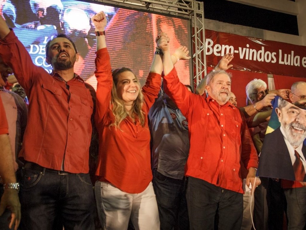 O ex-presidente Lula chega amanhã ao Ceará e participa de atividades das campanhas eleitorais de Barbalha, na região do Cariri, de Iguatu, na região Centro Sul e de Fortaleza. Lula desembarca às 10h da manhã, no aeroporto regional de Juazeiro do Norte, e deverá chegar à capital no final da tarde, para um grande comício na Praça do Ferreira, com a candidata do PT à Prefeitura de Fortaleza, a deputada federal Luizianne Lins (Foto: Fatima 247) O ex-presidente Lula chega amanhã ao Ceará e participa de atividades das campanhas eleitorais de Barbalha, na região do Cariri, de Iguatu, na região Centro Sul e de Fortaleza. Lula desembarca às 10h da manhã, no aeroporto regional de Juazeiro do Norte, e deverá chegar à capital no final da tarde, para um grande comício na Praça do Ferreira, com a candidata do PT à Prefeitura de Fortaleza, a deputada federal Luizianne Lins