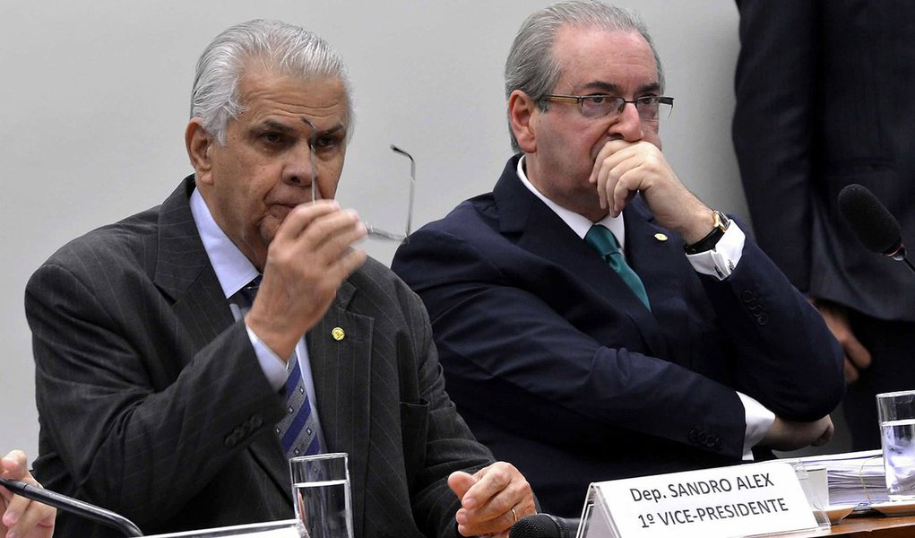 Para o presidente do Conselho de Ética, José Carlos Araújo (PR-BA), os deputados que estavam em dúvida sobre a cassação de Eduardo Cunha, tiveram a comprovação de crime pelo Supremo Tribunal Federal (STF), que acolheu uma nova denúncia contra ele; “Agora Eduardo Cunha não tem mais escapatória. Agora os deputados têm certeza não só de que ele mentiu, mas que tinha uma conta irregular no exterior. A representação engloba tudo: mentiu, desviou dinheiro para uma conta no exterior, recebeu propina e todo o resto que estamos vendo nas investigações”, disse (Foto: Roberta Namour) Para o presidente do Conselho de Ética, José Carlos Araújo (PR-BA), os deputados que estavam em dúvida sobre a cassação de Eduardo Cunha, tiveram a comprovação de crime pelo Supremo Tribunal Federal (STF), que acolheu uma nova denúncia contra ele; “Agora Eduardo Cunha não tem mais escapatória. Agora os deputados têm certeza não só de que ele mentiu, mas que tinha uma conta irregular no exterior. A representação engloba tudo: mentiu, desviou dinheiro para uma conta no exterior, recebeu propina e todo o resto que estamos vendo nas investigações”, disse
