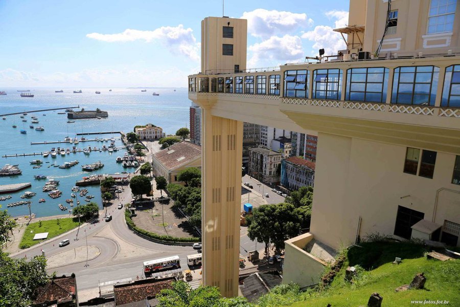 Os ônibus urbanos de Salvador e o Elevador Lacerda têm os horários estendidos desde esta quinta-feira para atender à demanda do período junino, principalmente na região do Centro Histórico, onde terá programação especial do São João da Bahia; de acordo com a Secretaria de Mobilidade, 27 linhas de ônibus vão atender aos usuários; as linhas com itinerários em diversos pontos da cidade terão o roteiro prorrogado até as 3h da madrugada; já o Elevador Lacerda está funcionando 24 horas por dia, desde as 19h desta quinta até as 7h de domingo (26) (Foto: Romulo Faro) Os ônibus urbanos de Salvador e o Elevador Lacerda têm os horários estendidos desde esta quinta-feira para atender à demanda do período junino, principalmente na região do Centro Histórico, onde terá programação especial do São João da Bahia; de acordo com a Secretaria de Mobilidade, 27 linhas de ônibus vão atender aos usuários; as linhas com itinerários em diversos pontos da cidade terão o roteiro prorrogado até as 3h da madrugada; já o Elevador Lacerda está funcionando 24 horas por dia, desde as 19h desta quinta até as 7h de domingo (26)