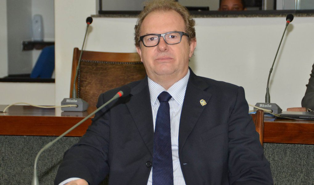Deputados governistas e oposicionistas já dão como praticamente certa a eleição de Mauro Carlesse (PHS) para a presidência da Assembleia, nesta sexta-feira (8); parlamentares informaram que o candidato já contaria com 17 dos 24 votos dos colegas; o outro postulante é o atual presidente, deputado Osires Damaso (PSC); a eleição acontecerá a partir das 9 horas (Foto: Leonardo Lucena) Deputados governistas e oposicionistas já dão como praticamente certa a eleição de Mauro Carlesse (PHS) para a presidência da Assembleia, nesta sexta-feira (8); parlamentares informaram que o candidato já contaria com 17 dos 24 votos dos colegas; o outro postulante é o atual presidente, deputado Osires Damaso (PSC); a eleição acontecerá a partir das 9 horas