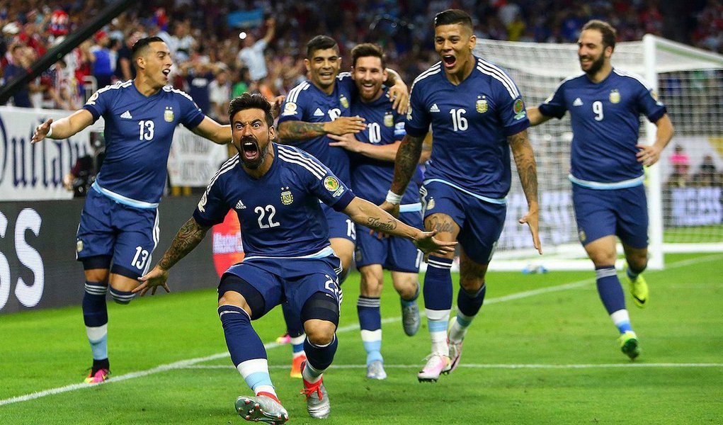 Com dois gol de Gonzalo Higuaín, um de Messi e um de Ezequiel Lavezzi, a vitória por 4 x 0 leva a Argentina para a final, no domingo, contra o vencedor da partida desta quarta-feira entre Colômbia e Chile (Foto: Roberta Namour) Com dois gol de Gonzalo Higuaín, um de Messi e um de Ezequiel Lavezzi, a vitória por 4 x 0 leva a Argentina para a final, no domingo, contra o vencedor da partida desta quarta-feira entre Colômbia e Chile