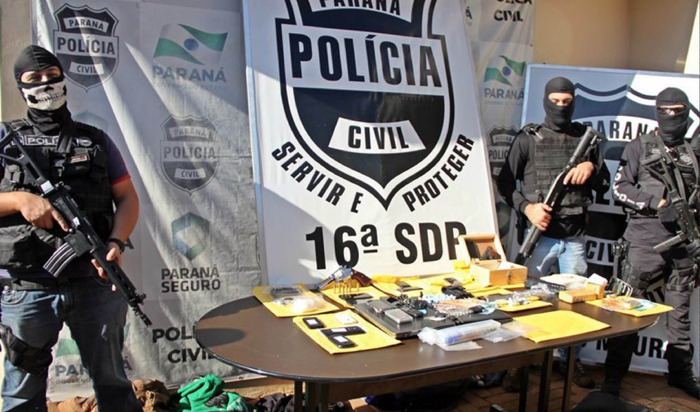 O delegado da Polícia Civil, Mário Sérgio de Oliveira Pinto disse nesta quinta (7) que, até o momento, as investigações mostram a participação de seis a oito clubes no esquema que manipulava resultados de partidas; a intenção dos criminosos era beneficiar uma quadrilha que obtinha premiações em casas de apostas internacionais; segundo o delegado, tiveram jogos com resultados manipulados, em 2016, as séries A2 e A3 do Campeonato Paulista de Futebol e a primeira divisão dos campeonatos estaduais do Rio Grande do Norte, do Maranhão e do Ceará; há indícios de que houve fraude também nas séries principais do Acre, Paraná, e Mato Grosso
(Foto: Valter Lima) O delegado da Polícia Civil, Mário Sérgio de Oliveira Pinto disse nesta quinta (7) que, até o momento, as investigações mostram a participação de seis a oito clubes no esquema que manipulava resultados de partidas; a intenção dos criminosos era beneficiar uma quadrilha que obtinha premiações em casas de apostas internacionais; segundo o delegado, tiveram jogos com resultados manipulados, em 2016, as séries A2 e A3 do Campeonato Paulista de Futebol e a primeira divisão dos campeonatos estaduais do Rio Grande do Norte, do Maranhão e do Ceará; há indícios de que houve fraude também nas séries principais do Acre, Paraná, e Mato Grosso