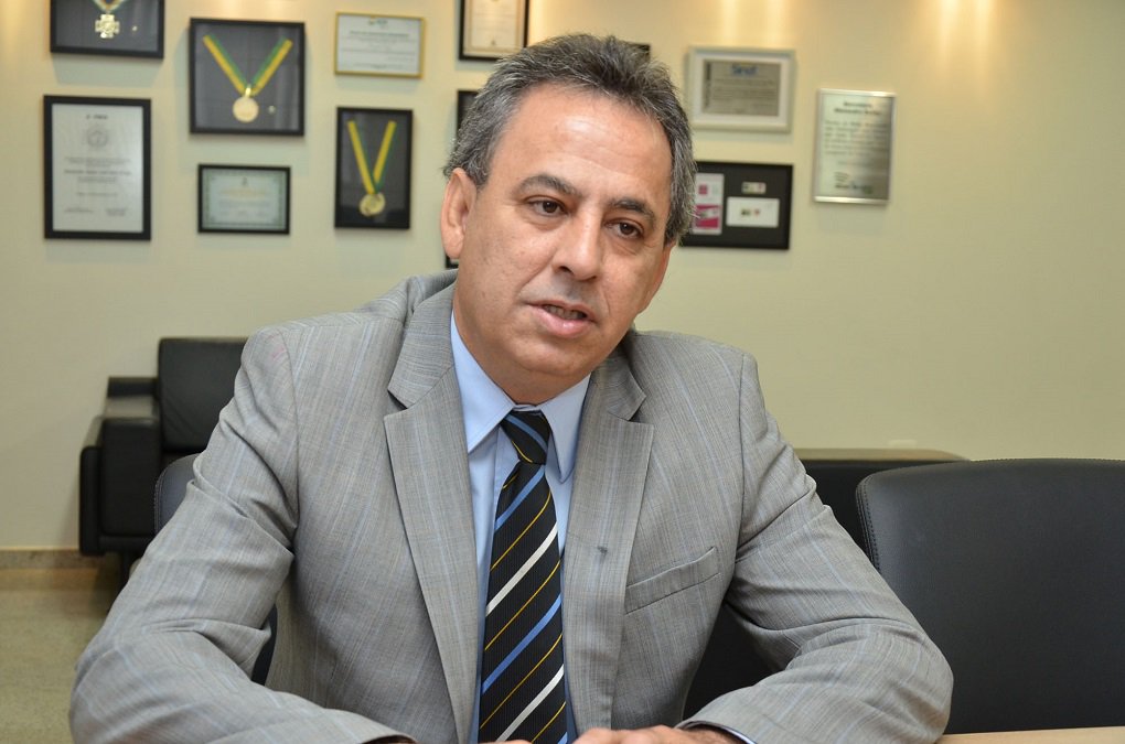 Desde o pedestre e ciclista até os motoristas de veículos automotores, cada cidadão possui papel fundamental para a fluidez e segurança no trânsito; afirmação é do presidente do Detran-GO, Manoel Xavier Ferreira Filho, que destaca a função educativa do órgão no processo de conscientização dos cidadãos; “Nós entendemos que, apesar da necessidade de intervenções dos órgãos de trânsito nas cidades, o papel do cidadão é fundamental para segurança no trânsito. Levamos ao cidadão a conscientização de que o Detran é apenas um indutor desse processo, pois cada um de nós somos responsáveis pela direção segura”, pontua o presidente (Foto: José Barbacena) Desde o pedestre e ciclista até os motoristas de veículos automotores, cada cidadão possui papel fundamental para a fluidez e segurança no trânsito; afirmação é do presidente do Detran-GO, Manoel Xavier Ferreira Filho, que destaca a função educativa do órgão no processo de conscientização dos cidadãos; “Nós entendemos que, apesar da necessidade de intervenções dos órgãos de trânsito nas cidades, o papel do cidadão é fundamental para segurança no trânsito. Levamos ao cidadão a conscientização de que o Detran é apenas um indutor desse processo, pois cada um de nós somos responsáveis pela direção segura”, pontua o presidente