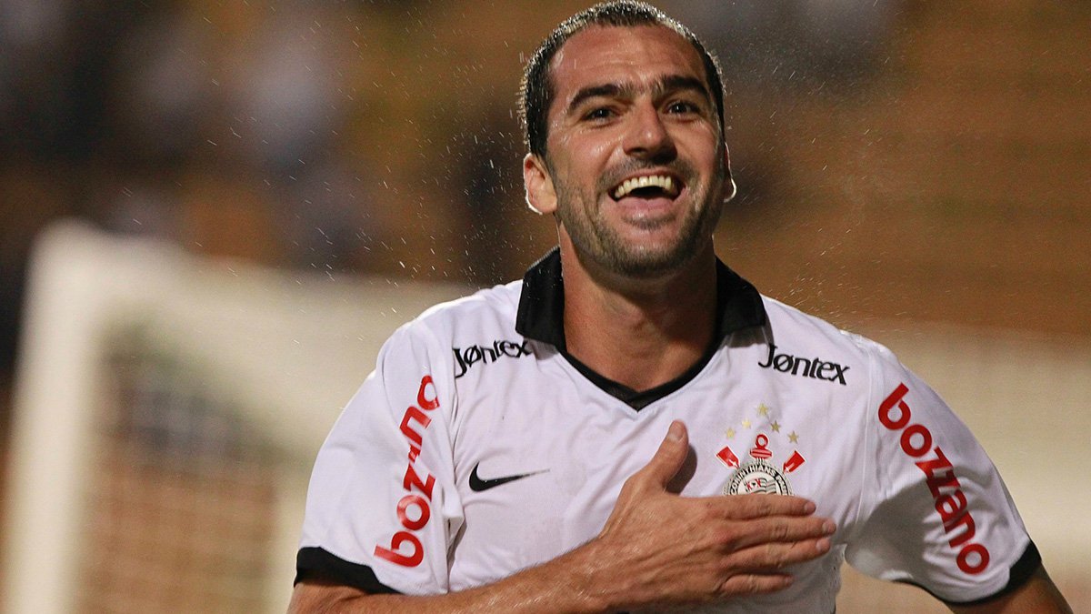Autor do gol de empate contra o Figueirense, no último sábado (23) na Arena Corinthians, o meia Danilo, atualmente com 37 anos, destacou que ainda pode contribuir bastante para a equipe alvinegra; "Depende de cada um, tem jogador de 33 que não consegue jogar. Quem sabe sou eu, no campo, na academia, me cuido. Me vejo em condições de jogar em alto nível. Vou continuar até aguentar", afirmou; "Sou um meia-atacante que joga pelo lado e por dentro. Não como centroavante fixo, mas jogo ali também com movimentação, vindo armar as jogadas. Não parado entre os zagueiros. São opções", completou (Foto: Paulo Emílio) Autor do gol de empate contra o Figueirense, no último sábado (23) na Arena Corinthians, o meia Danilo, atualmente com 37 anos, destacou que ainda pode contribuir bastante para a equipe alvinegra; "Depende de cada um, tem jogador de 33 que não consegue jogar. Quem sabe sou eu, no campo, na academia, me cuido. Me vejo em condições de jogar em alto nível. Vou continuar até aguentar", afirmou; "Sou um meia-atacante que joga pelo lado e por dentro. Não como centroavante fixo, mas jogo ali também com movimentação, vindo armar as jogadas. Não parado entre os zagueiros. São opções", completou