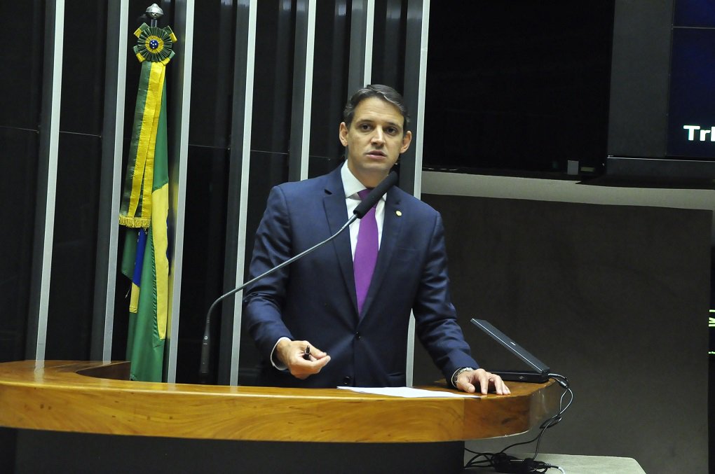 Em Brasília, o deputado goiano Thiago Peixoto (PSD) cobrou do governo federal políticas públicas mais eficientes para melhorar a educação no País; “Algumas ações relevantes estão ocorrendo. No MEC, está avançada a discussão sobre a base nacional curricular comum. Atualmente existe uma diversidade curricular muito grande, o que atrapalha o aprendizado dos alunos e o trabalho dos nossos professores. Mesmo assim, é preciso mais” (Foto: José Barbacena) Em Brasília, o deputado goiano Thiago Peixoto (PSD) cobrou do governo federal políticas públicas mais eficientes para melhorar a educação no País; “Algumas ações relevantes estão ocorrendo. No MEC, está avançada a discussão sobre a base nacional curricular comum. Atualmente existe uma diversidade curricular muito grande, o que atrapalha o aprendizado dos alunos e o trabalho dos nossos professores. Mesmo assim, é preciso mais”