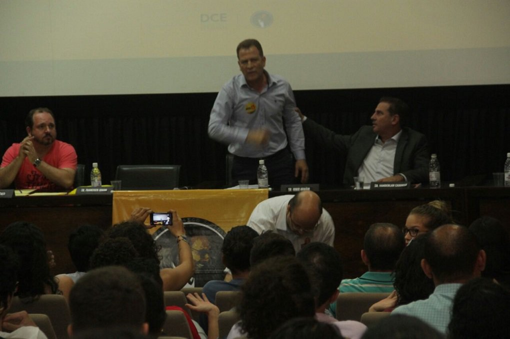 Candidato a vice-prefeito na chapa de Iris Rezende (PMDB), o deputado estadual Major Araújo (PRP), representou o peemedebista em debate na UFG e se envolveu numa polêmica ao defender seu projeto conhecido como “bolsa-bala”, que daria dinheiro para quem quiser comprar uma arma de fogo; Major acabou sendo vaiado pelo público e se irritou, hostilizando professores e estudantes; ele preciso ser contido pelo candidato Vanderlan Cardoso (PSB) (Foto: José Barbacena) Candidato a vice-prefeito na chapa de Iris Rezende (PMDB), o deputado estadual Major Araújo (PRP), representou o peemedebista em debate na UFG e se envolveu numa polêmica ao defender seu projeto conhecido como “bolsa-bala”, que daria dinheiro para quem quiser comprar uma arma de fogo; Major acabou sendo vaiado pelo público e se irritou, hostilizando professores e estudantes; ele preciso ser contido pelo candidato Vanderlan Cardoso (PSB)