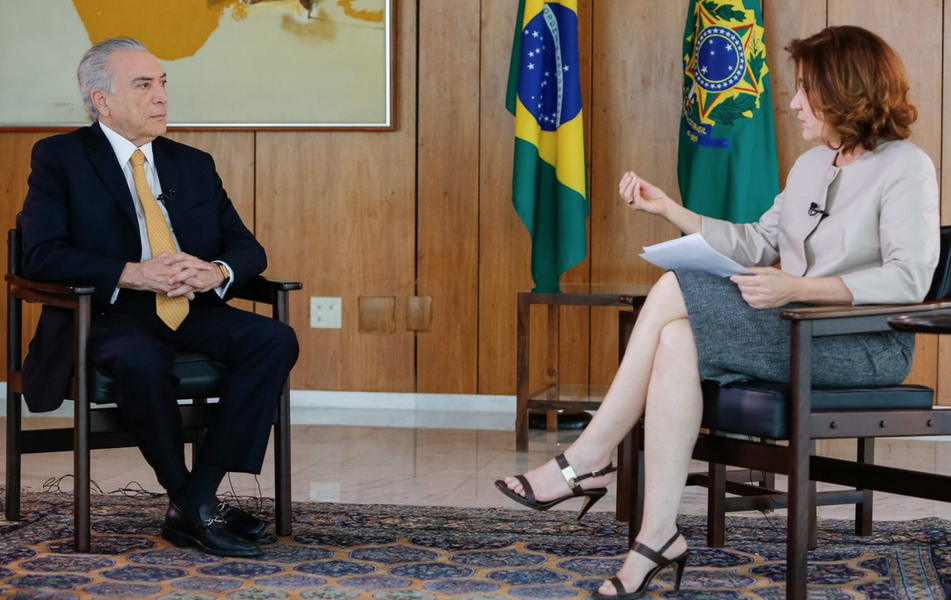 Na entrevista concedida a Miriam Leitão, que foi exibida ontem à noite pela Globonews, Michel Temer reconheceu que o desemprego, o maior da história do País, não cairá tão cedo; "O desemprego vai continuar alto e o país precisa ter paciência para enfrentar as dificuldades"; Temer também falou sobre sua aposentadoria precoce, obtida aos 55 anos, no momento em que ele deve propor idade mínima de 65 anos; "A minha aposentadoria é uma revelação. É um exemplo para mostrar a impropriedade dessa aposentadoria. Vinte anos depois, estou aqui trabalhando", afirmou ele, que, claro, não cogita deixar de receber seus benefícios; ele também afirmou que, se a chapa Dilma-Temer vier a ser cassada pelo TSE não se insurgirá, mas ressaltou que estava no banco do passageiro (Foto: Leonardo Attuch) Na entrevista concedida a Miriam Leitão, que foi exibida ontem à noite pela Globonews, Michel Temer reconheceu que o desemprego, o maior da história do País, não cairá tão cedo; "O desemprego vai continuar alto e o país precisa ter paciência para enfrentar as dificuldades"; Temer também falou sobre sua aposentadoria precoce, obtida aos 55 anos, no momento em que ele deve propor idade mínima de 65 anos; "A minha aposentadoria é uma revelação. É um exemplo para mostrar a impropriedade dessa aposentadoria. Vinte anos depois, estou aqui trabalhando", afirmou ele, que, claro, não cogita deixar de receber seus benefícios; ele também afirmou que, se a chapa Dilma-Temer vier a ser cassada pelo TSE não se insurgirá, mas ressaltou que estava no banco do passageiro