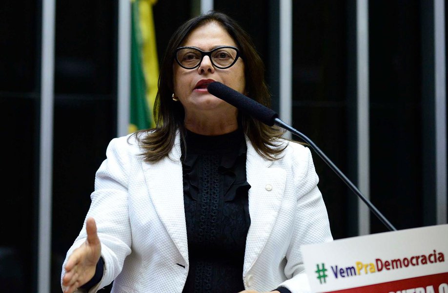 Se do lado do prefeito ACM Neto a articulação tem sido difícil para escolher o candidato a vice na chapa que ele encabeçará, do lado da oposição a discussão ainda é sobre quem será o nome para enfrentar o democrata; maior partido de oposição, o PT anunciará formalmente nesta sexta-feira (8) seu apoio à pré-candidatura da senadora Lídice da Mata (PSB); a partir daí, a dificuldade será convencer o PC do B a retirar a pré-candidatura da deputada Alice Portugal (foto), para que a oposição saia com chapa única; o PC do B marcou para esta quinta uma reunião com PT, PSB e PSD, na qual tentará convencer os aliados a aderir à candidatura de Alice (Foto: Romulo Faro) Se do lado do prefeito ACM Neto a articulação tem sido difícil para escolher o candidato a vice na chapa que ele encabeçará, do lado da oposição a discussão ainda é sobre quem será o nome para enfrentar o democrata; maior partido de oposição, o PT anunciará formalmente nesta sexta-feira (8) seu apoio à pré-candidatura da senadora Lídice da Mata (PSB); a partir daí, a dificuldade será convencer o PC do B a retirar a pré-candidatura da deputada Alice Portugal (foto), para que a oposição saia com chapa única; o PC do B marcou para esta quinta uma reunião com PT, PSB e PSD, na qual tentará convencer os aliados a aderir à candidatura de Alice