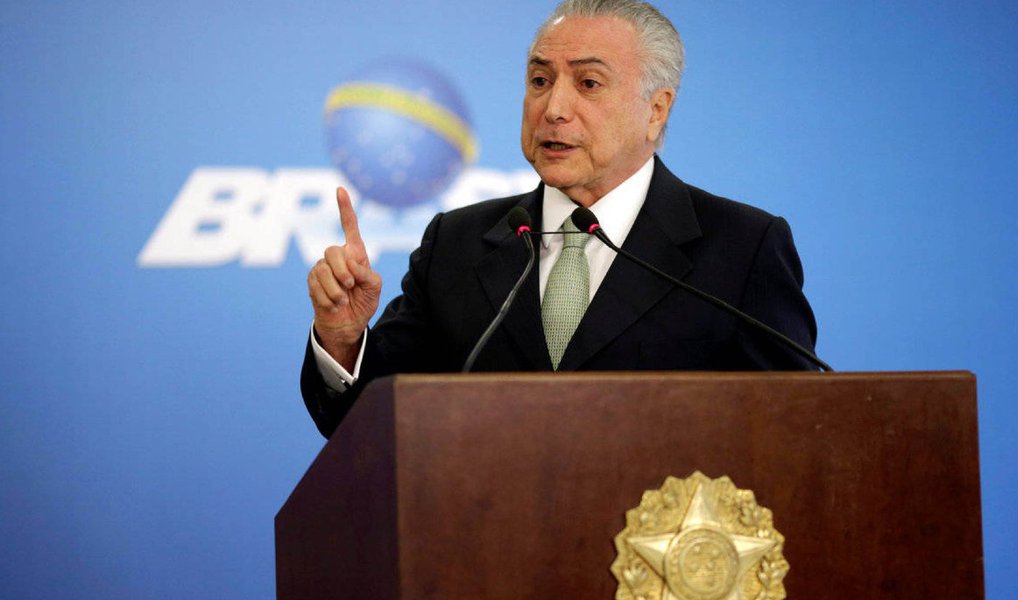 O presidente interino Michel Temer afirmou nesta sexta (8) que, em apenas 48 dias de governo, sua equipe conseguiu reduzir o déficit orçamentário, de R$ 170,5 bilhões este ano para R$ 139 bilhões em 2017; ele, no entanto, não mencionou que o déficit originalmente previsto pelo governo era, na verdade, de R$ 96,65 bilhões, alterado após a substituição da presidente Dilma Rousseff; discurso do interino, no entanto, não engana nem economistas liberais como Marcio Garcia, que disse que Temer promoveu um banquete antes de iniciar sua prometida dieta (Foto: Valter Lima) O presidente interino Michel Temer afirmou nesta sexta (8) que, em apenas 48 dias de governo, sua equipe conseguiu reduzir o déficit orçamentário, de R$ 170,5 bilhões este ano para R$ 139 bilhões em 2017; ele, no entanto, não mencionou que o déficit originalmente previsto pelo governo era, na verdade, de R$ 96,65 bilhões, alterado após a substituição da presidente Dilma Rousseff; discurso do interino, no entanto, não engana nem economistas liberais como Marcio Garcia, que disse que Temer promoveu um banquete antes de iniciar sua prometida dieta