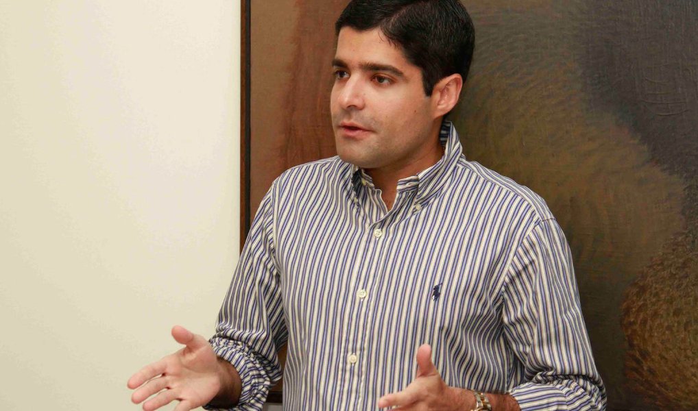 Prefeito de Salvador, ACM Neto (DEM), desponta como o favorito para ser reeleito ao comando do Executivo da capital baiana; principais razões para isto estão no fato da base do governador Rui Costa (PT) enfrentar problemas internos e com aliados; democrata costurou uma base de apoio sólida, formada por 15 partidos, projeto de reeleição de ACM Neto conta com o apoio de 31 dos 43 vereadores, oposição patina entre lançar uma candidatura única ou lançar múltiplos candidatos para forçar um eventual segundo turno (Foto: Paulo Emílio) Prefeito de Salvador, ACM Neto (DEM), desponta como o favorito para ser reeleito ao comando do Executivo da capital baiana; principais razões para isto estão no fato da base do governador Rui Costa (PT) enfrentar problemas internos e com aliados; democrata costurou uma base de apoio sólida, formada por 15 partidos, projeto de reeleição de ACM Neto conta com o apoio de 31 dos 43 vereadores, oposição patina entre lançar uma candidatura única ou lançar múltiplos candidatos para forçar um eventual segundo turno