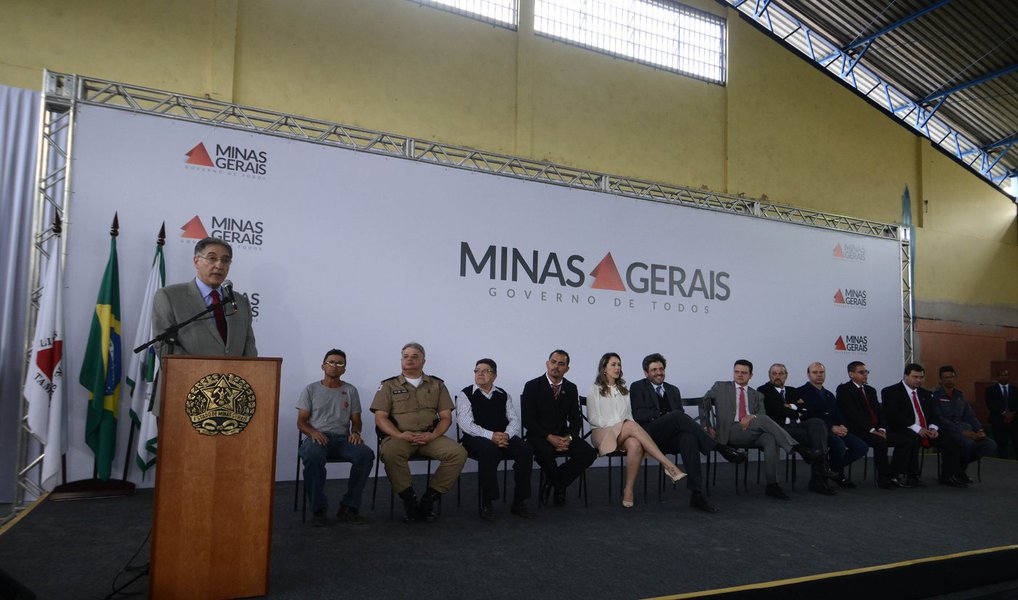 Um dia após condenar o que chamou de "criminalização da política" e dizer que "fora dela não há caminho na democracia", o governador de Minas, Fernando Pimentel, afirmou que "a vida pública no Brasil virou um purgatório"; segundo ele, há "uma quantidade de acusações que vem aos montes nos jornais e o sujeito não tem como se defender publicamente. Para provar que é mentira você precisa de abrir sigilo fiscal, perícia, e isso leva tempo"; "E quando tem o julgamento ninguém lembra mais daquilo e fica só o escândalo e a mancha", lamentou (Foto: Leonardo Lucena) Um dia após condenar o que chamou de "criminalização da política" e dizer que "fora dela não há caminho na democracia", o governador de Minas, Fernando Pimentel, afirmou que "a vida pública no Brasil virou um purgatório"; segundo ele, há "uma quantidade de acusações que vem aos montes nos jornais e o sujeito não tem como se defender publicamente. Para provar que é mentira você precisa de abrir sigilo fiscal, perícia, e isso leva tempo"; "E quando tem o julgamento ninguém lembra mais daquilo e fica só o escândalo e a mancha", lamentou