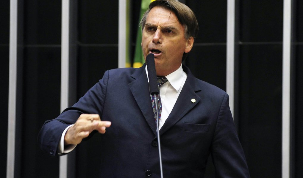 O deputado Jair Bolsonaro (PSC-RJ) disse nesta terça (21) que a decisão do Supremo Tribunal Federal de aceitar denúncia contra ele por incitação ao crime de estupro por discurso proferido em 2014 fere a imunidade parlamentar; para ele, a decisão é uma sinalização de que a imunidade parlamentar por palavras, opinião e voto “não é mais absoluta”; “Eu apelo humildemente aos ministros dos STF que votaram para abrir o processo para não me condenar, que reflitam sobre esse caso, não só a questão da imunidade, bem como onde eu estou”, disse (Foto: Valter Lima) O deputado Jair Bolsonaro (PSC-RJ) disse nesta terça (21) que a decisão do Supremo Tribunal Federal de aceitar denúncia contra ele por incitação ao crime de estupro por discurso proferido em 2014 fere a imunidade parlamentar; para ele, a decisão é uma sinalização de que a imunidade parlamentar por palavras, opinião e voto “não é mais absoluta”; “Eu apelo humildemente aos ministros dos STF que votaram para abrir o processo para não me condenar, que reflitam sobre esse caso, não só a questão da imunidade, bem como onde eu estou”, disse