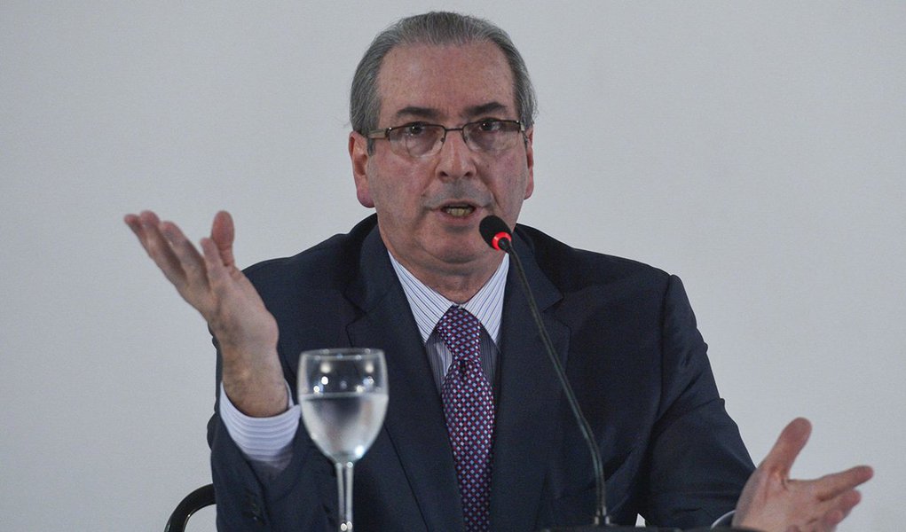 O ex-deputado Eduardo Cunha protocolou nesta quarta-feira na Câmara um pedido para suspender a cassação de seu mandato até que o plenário decida se deveria ter havido a votação de uma pena mais branda; a defesa argumenta que uma questão de ordem apresentada pelo deputado Carlos Marun não foi sequer apreciada pelo plenário e cita que no julgamento do impeachment de Dilma Rousseff, o então presidente do STF, Ricardo Lewandowski, reconheceu que a decisão sobre aceitar ou não o fatiamento da pena era do plenário do Senado (Foto: Romulo Faro) O ex-deputado Eduardo Cunha protocolou nesta quarta-feira na Câmara um pedido para suspender a cassação de seu mandato até que o plenário decida se deveria ter havido a votação de uma pena mais branda; a defesa argumenta que uma questão de ordem apresentada pelo deputado Carlos Marun não foi sequer apreciada pelo plenário e cita que no julgamento do impeachment de Dilma Rousseff, o então presidente do STF, Ricardo Lewandowski, reconheceu que a decisão sobre aceitar ou não o fatiamento da pena era do plenário do Senado